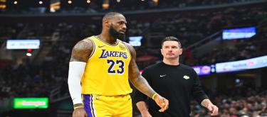 LeBron James' 28 points, 8 rebounds, and 7 assists led the Lakers to victory, and his performance was highly praised by JJ Redick.
